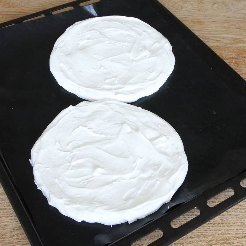 2. Bred ut marängsmeten till två rundlar på en ugnsplåt med bakplåtspapper, 18–20 cm i diameter. Grädda bottnarna i nedre delen av ugnen i 100–110 min. Låt dem kallna på plåten.