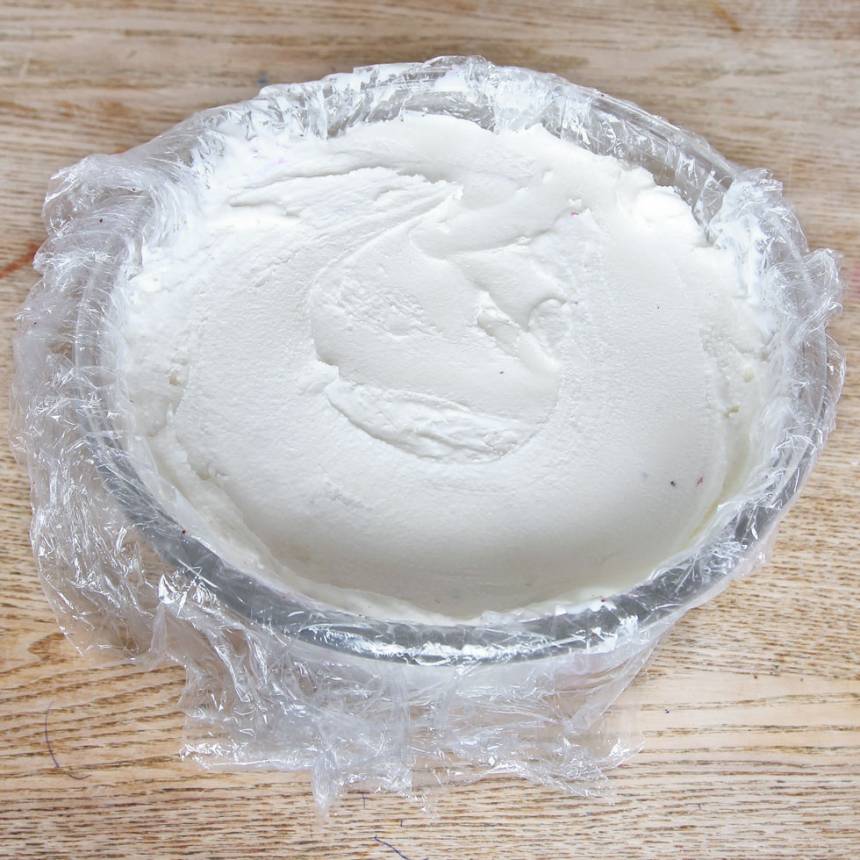 2. Vispa ägg, florsocker och vaniljsocker pösigt i en annan bunke. Blanda ner grädden i äggblandningen och häll den i en frystålig skål.