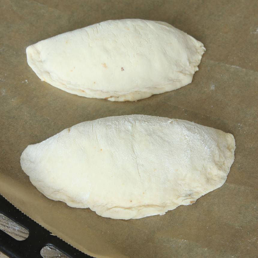 5. Lägg pirogerna på en plåt med bakplåtspapper och låt dem jäsa under bakduk i ca 20 min. Sätt ugnen på 250 grader.