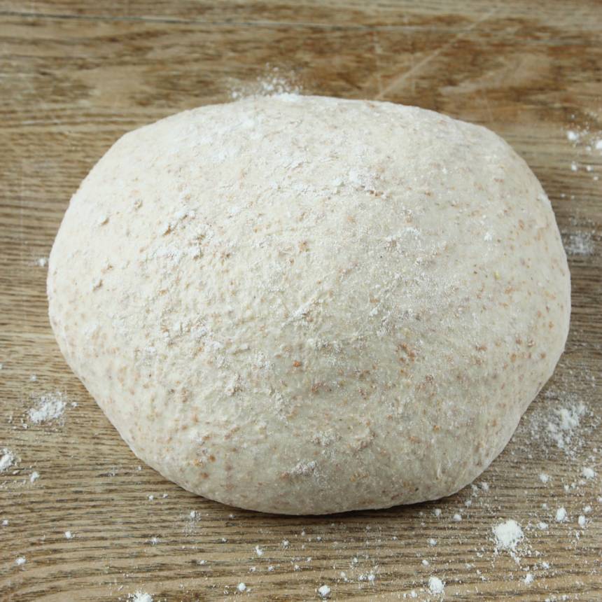 1. Smula ner jästen i en bunke. Tillsätt mjölken och blanda tills jästen lösts upp. Häll i grahamsmjöl och blanda. Låt blandningen stå i ca 5 min. Tillsätt salt, rapsolja och vetemjöl, lite i taget. Blanda ihop allt till en smidig deg och knåda den i några minuter så glutentrådarna blir starka. Låt degen jäsa under bakduk i ca 50 min.