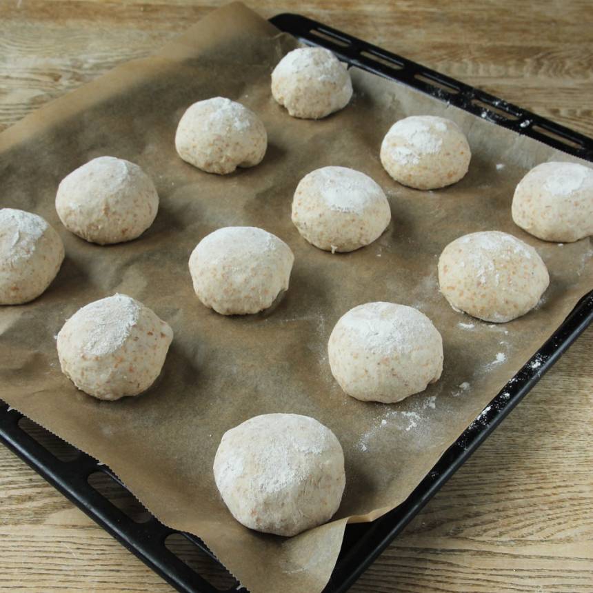 3. Lägg bröden på en plåt med bakplåtspapper och låt dem jäsa under bakduk i ca 30 min. Sätt ugnen på 250 grader.