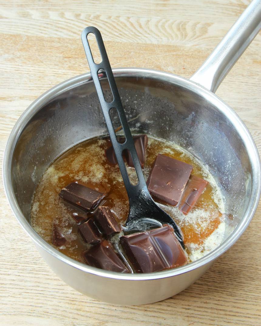 2. Bryt chokladen i bitar och låt dem smälta i det varma smöret. Rör om tills allt smält.