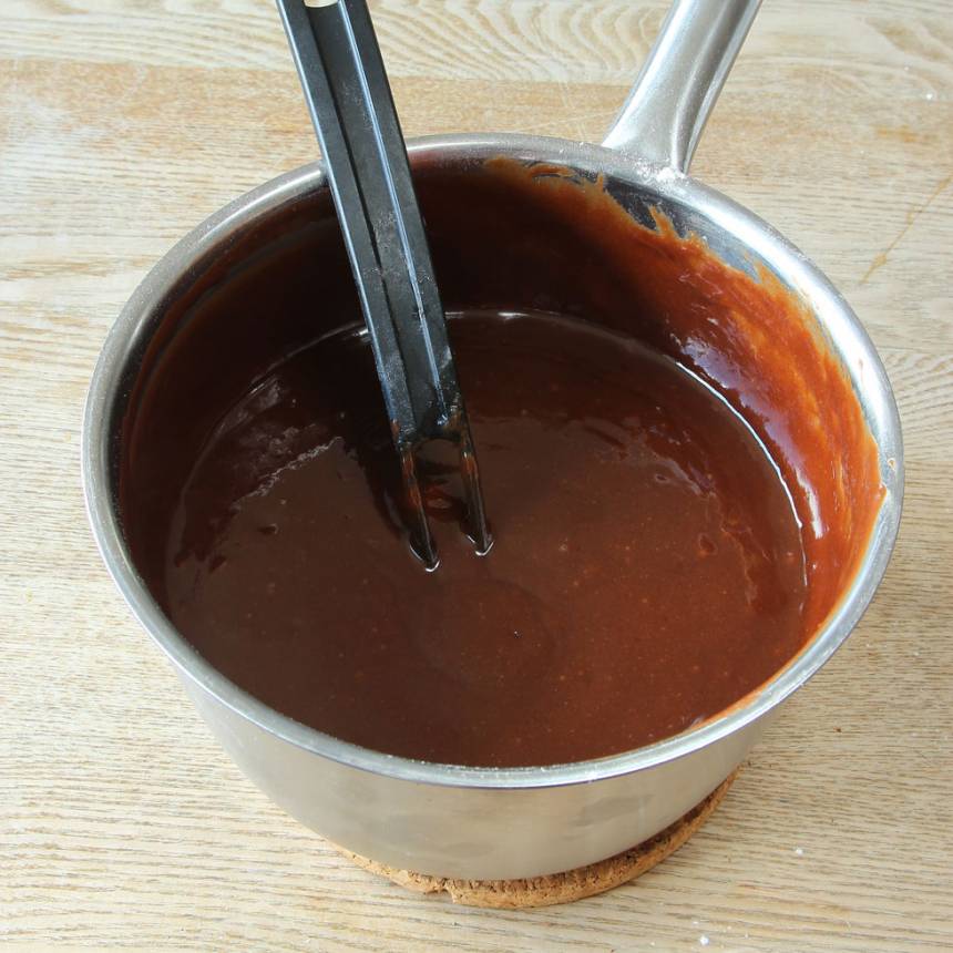 3. Tillsätt florsocker, salt och vetemjöl. Rör om ordentligt. Tillsätt äggen, ett i taget och blanda till en slät smet.