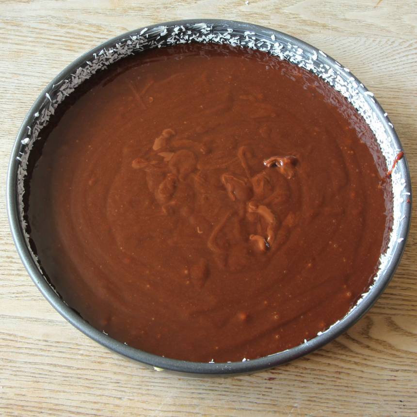 4. Häll smeten i en smord och bröad form (bröa med kokos eller ströbröd).