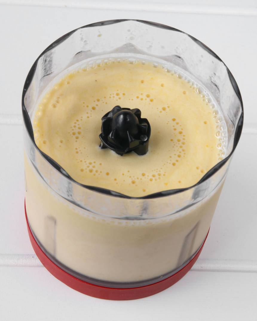 2. Kör mixern tills du har en krämig glass. I bland får man stanna mixern och trycka ner ingredienserna igen.
