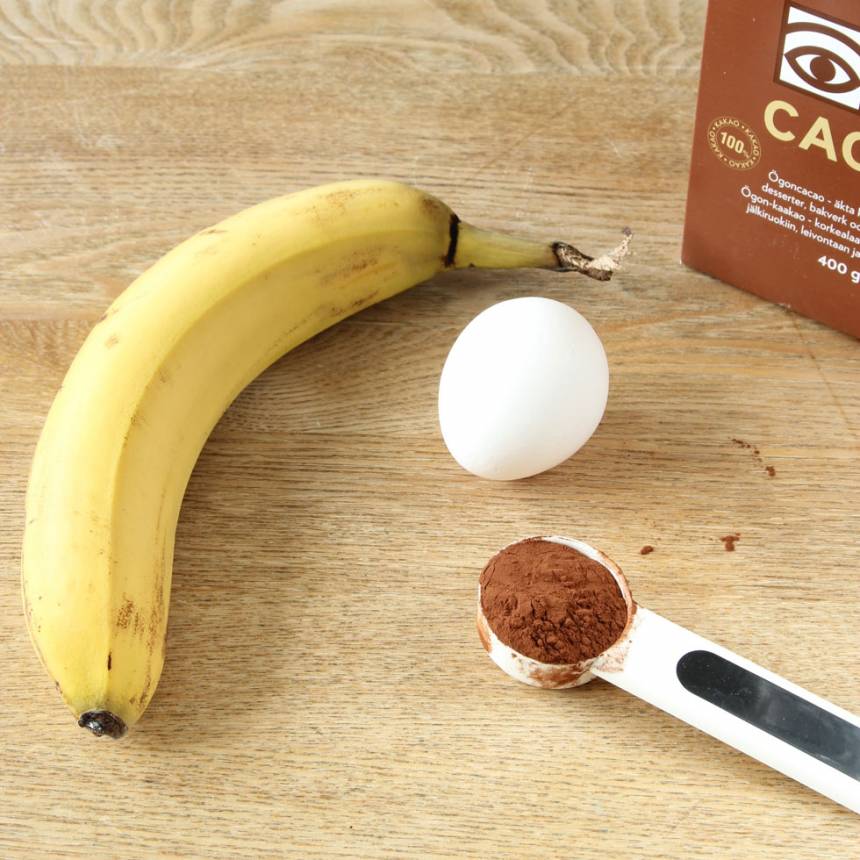 1. Bryt bananen i bitar och blanda den med ägg och kakao. Tillsätt ev. en nypa salt för att framhäva smaken.