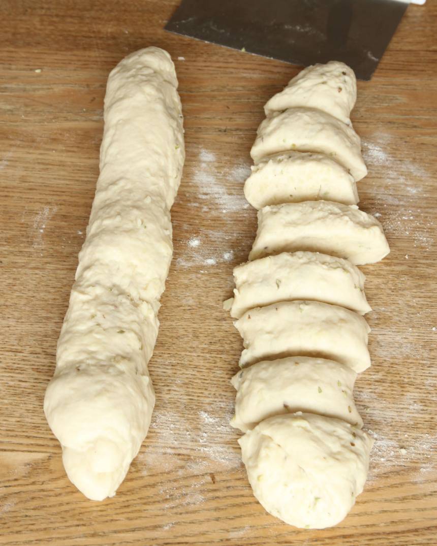 2. Dela degen i ca 16 bitar. Forma runda bollar och lägg dem i muffinsformar av porslin (behöver mjölas) eller papper. Ställ formarna på en ugnsplåt. Låt bröden jäsa under bakduk i ca 30 min. Sätt ugnen på 250 grader.