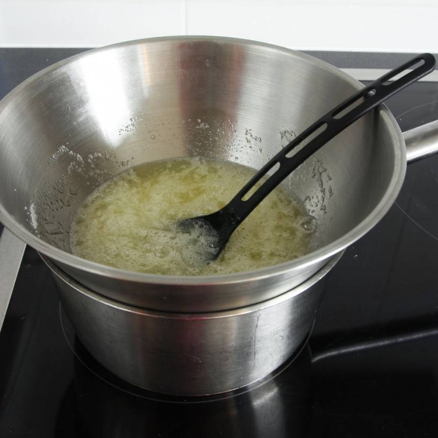 3. Ställ skålen över ett lätt kokande vattenbad. Rör om hela tiden tills sockerkristallerna smält. Ta bort skålen direkt när de smält.