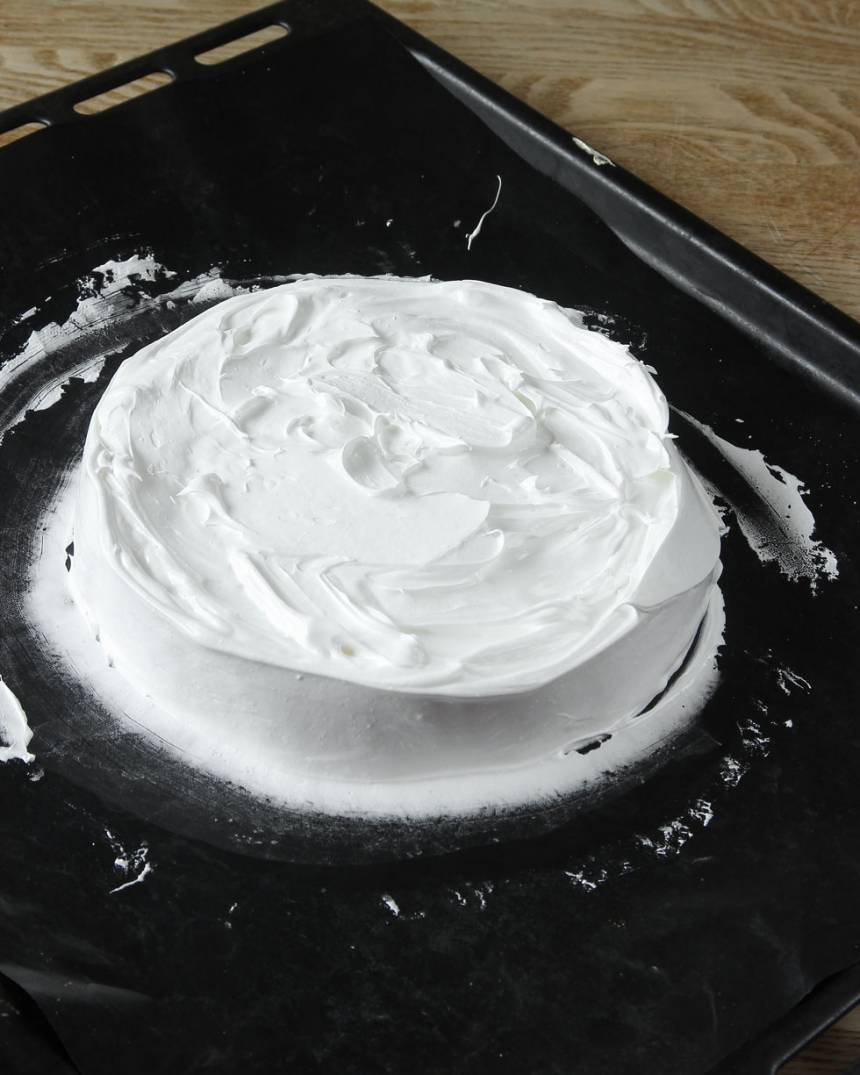 5. Bred ut marängsmeten på en plåt med bakplåtspapper. Forma marängen till en rund tårtbotten, ca 10 cm hög.