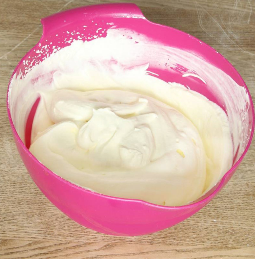 1. Chokladmousse: Vispa grädden fluffig, men inte för fast för då blir moussen grynig. Tillsätt den smälta chokladen samt äggulan, rör försiktigt ihop allt till en slät mousse.
