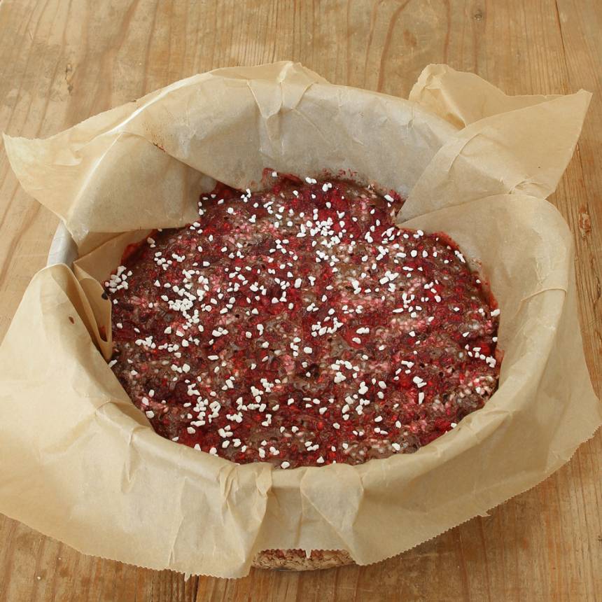 6. Grädda kakan mitt i ugnen i ca 25 min. Låt den svalna i formen. Lyft upp kakan med papperet och vik ihop den i papperet. Packa ner den i picknickkorgen!