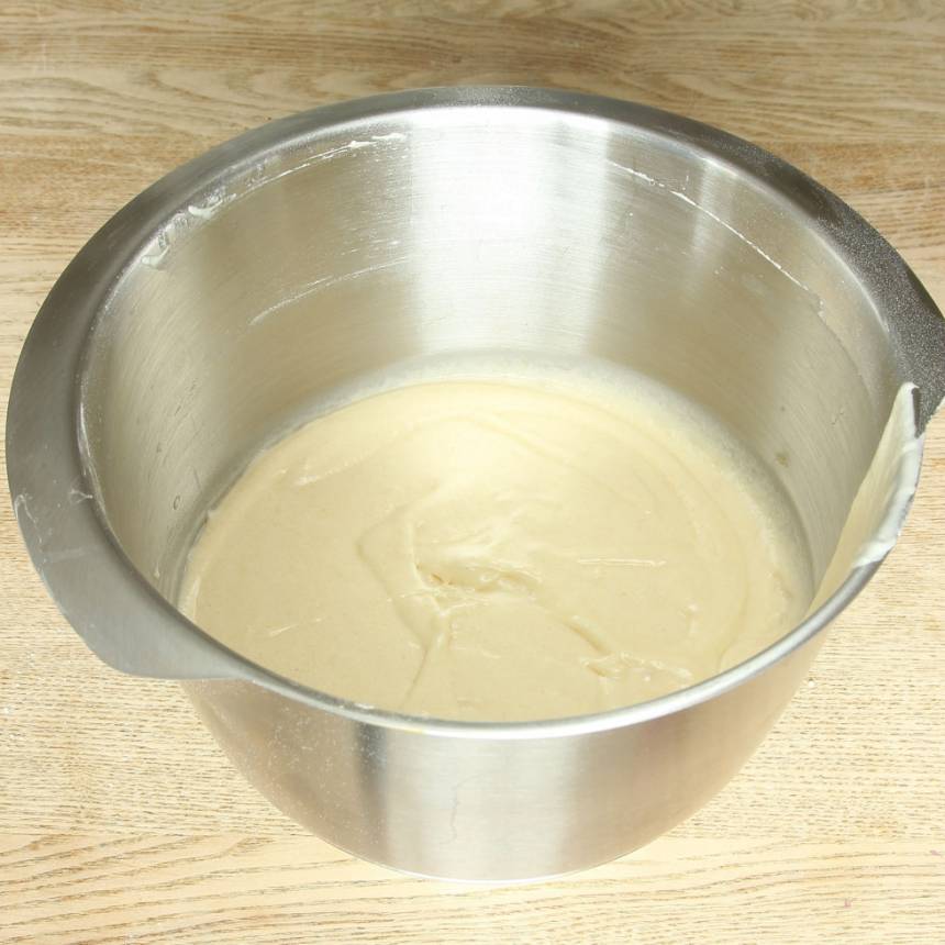 1. Sätt ugnen på 200 grader. Vispa ägg och strösocker pösigt i en bunke. Blanda ihop de torra ingredienserna och tillsätt dem ihop med smöret och mjölken. Blanda ihop allt till en slät smet.