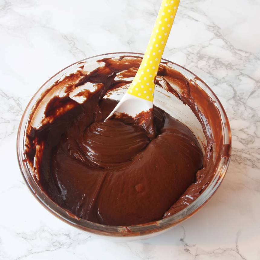 3. Tillsätt den kondenserade mjölken i chokladsmeten och rör om ordentligt.