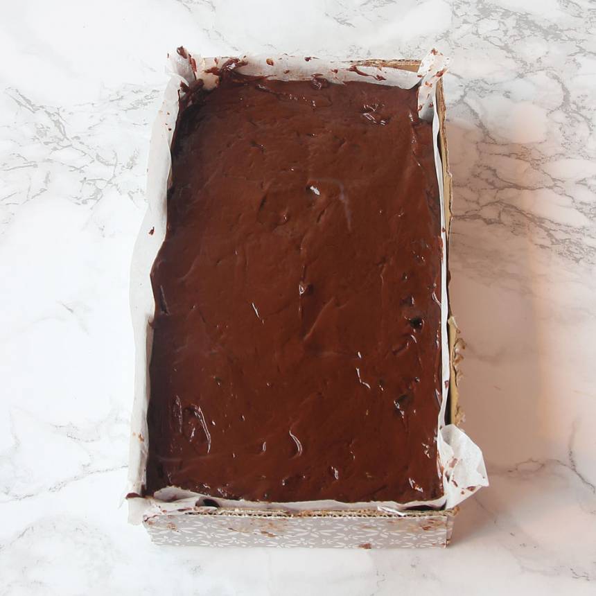 5. Bred snabbt ut smeten i en form, ca 12 x 20 cm, klädd med bakplåtspapper. Låt fudgen stelna i kylen i ett par timmar. Skär den i bitar när den stelnat. (En lite större form kan användas, men då blir bitarna lite plattare).