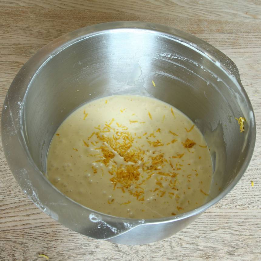 2. Vispa ägg och socker pösigt i en bunke. Blanda bakpulver, vaniljsocker och vetemjöl och rör ner det i äggsmeten ihop med mjölk, smör och citronskal. Blanda snabbt ihop allt till en slät smet.