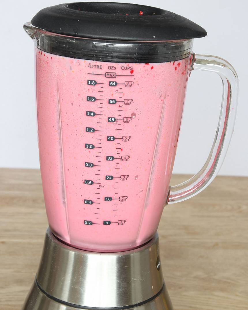 3. Tillsätt mjölken och mixa i någon minut till en fluffig shake. Drick den direkt när den är iskall.