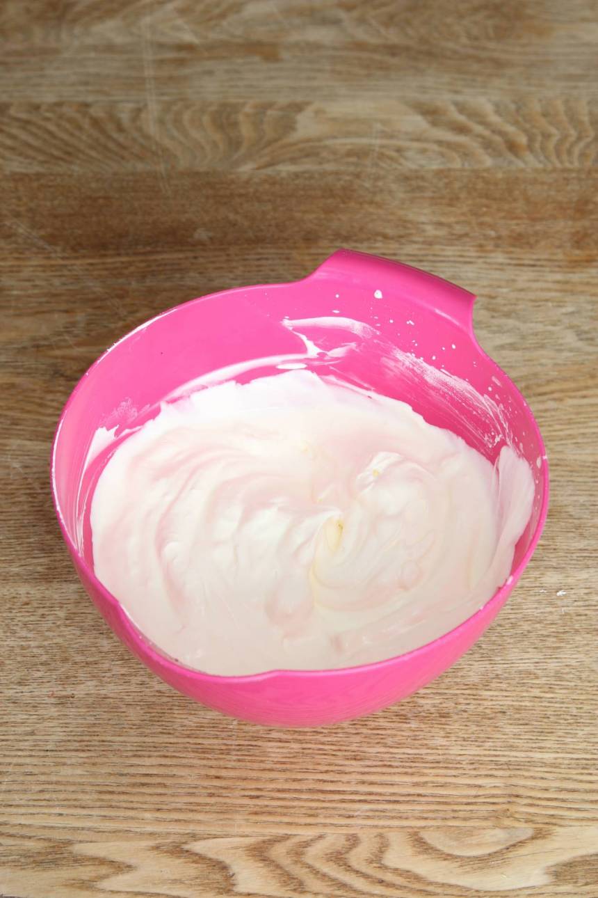 1. Vit chokladmousse: Vispa grädden fluffig, men inte för fast för då blir moussen grynig. Tillsätt den vita, smälta chokladen samt äggulorna. Blanda försiktigt ihop allt till en slät mousse.