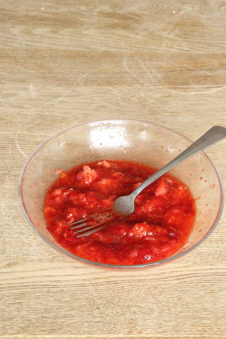 2. Mosa hälften av jordgubbarna. Blanda slarvigt ner dem i moussen.