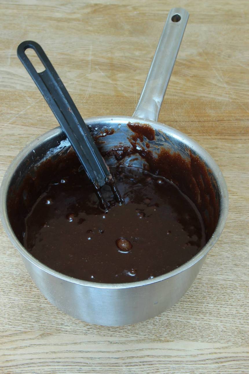1. Sätt ugnen på 180 grader. Smält smöret i en kastrull. Tillsätt strösocker, kakao, salt och vaniljsocker. Rör ordentligt. Tillsätt ägg och vetemjöl och blanda ihop allt till en slät smet.