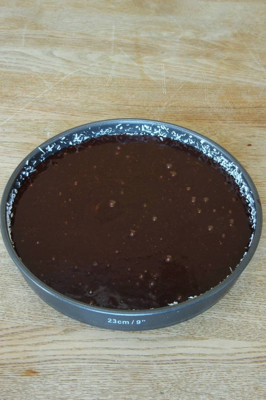 2. Häll smeten i en smord och bröad rund form med avtagbar kant, ca 24 cm i diameter (bröa med ströbröd eller kokos).