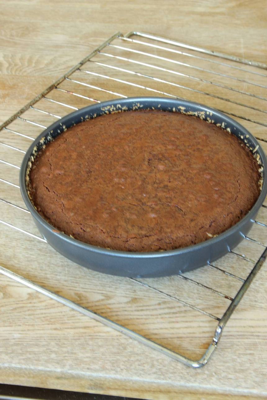 3. Grädda kakan längst ner i ugnen i 26–30 min. (Gräddningen är lite längre än en vanlig kladdkaka eftersom den innehåller mer smet. Låt den kallna i formen. Pudra florsocker över kakan före servering.