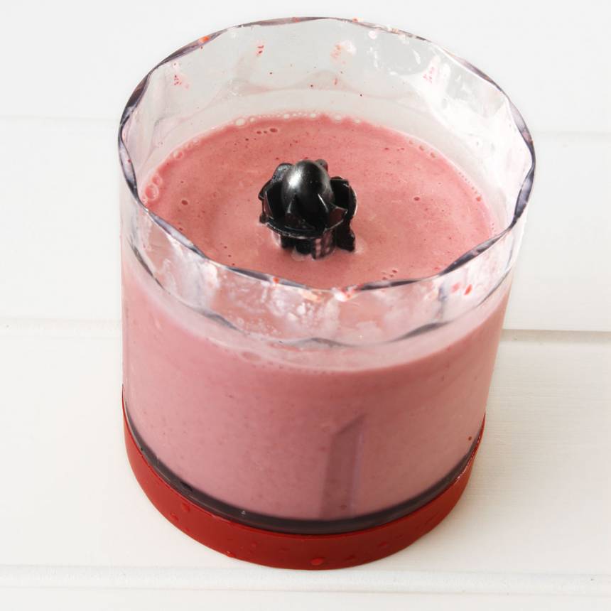 1. Mixa alla ingredienserna i en hushållsmaskin eller mixer med knivar. Kör mixern tills du har en krämig glass. I bland får man stanna mixern och trycka ner ingredienserna igen.