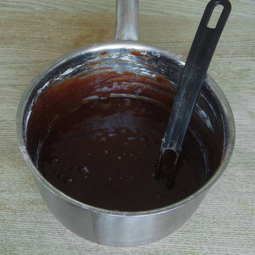 1. Sätt ugnen på 180 grader. Smält smöret i en kastrull. Tillsätt resten av ingredienserna och blanda ihop allt till en slät smet.