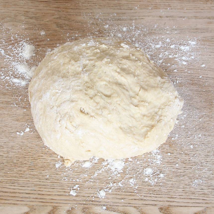 1. Smula ner jästen i en bunke och tillsätt mjölken. Blanda tills jästen lösts upp. Rör ner sirap, rapsolja, salt, vetemjöl och rågsikt lite i taget. Blanda ihop allt till en deg.