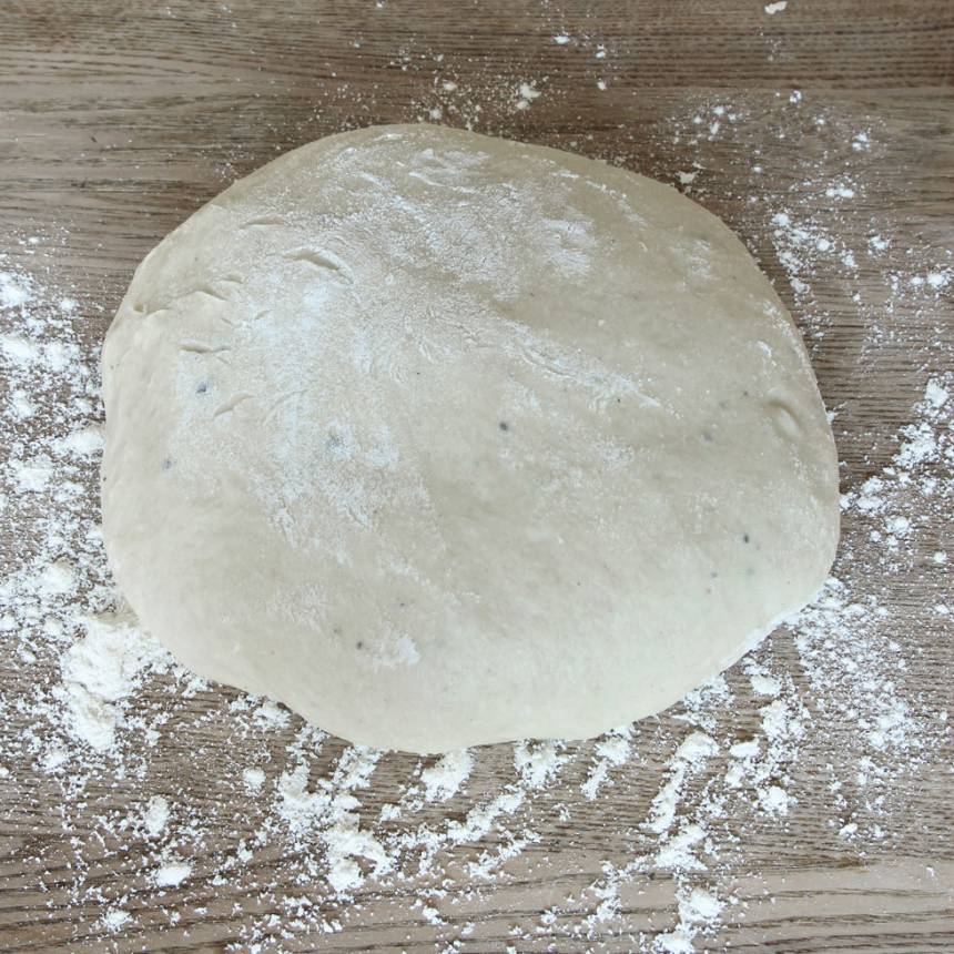 1. Smula ner jästen i en bunke. Tillsätt mjölken och blanda tills jästen lösts upp. Tillsätt strösocker, salt, kardemumma, ägg, smör och vetemjöl, lite i taget. Blanda ihop allt till en smidig deg och knåda den i några minuter. Låt den jäsa under bakduk i ca 45 min.