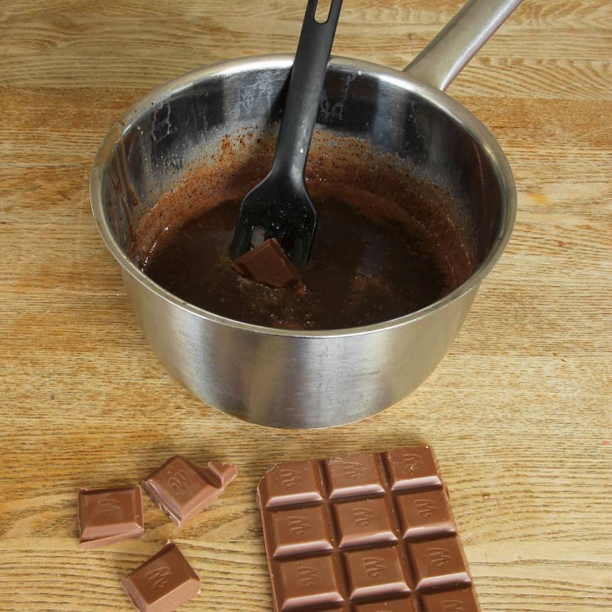 5. Bryt chokladen i bitar och blanda ner dem i smeten och blanda till en slät smet.