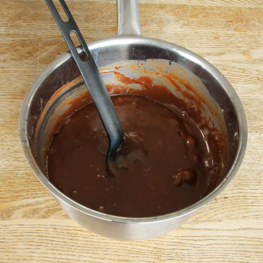 6. Häll chokladkolasmeten över kladdkakan. Låt kakan stå i kylen i några timmar så krämen stelnar. Servera gärna kakan med vispgrädde och färska bär.