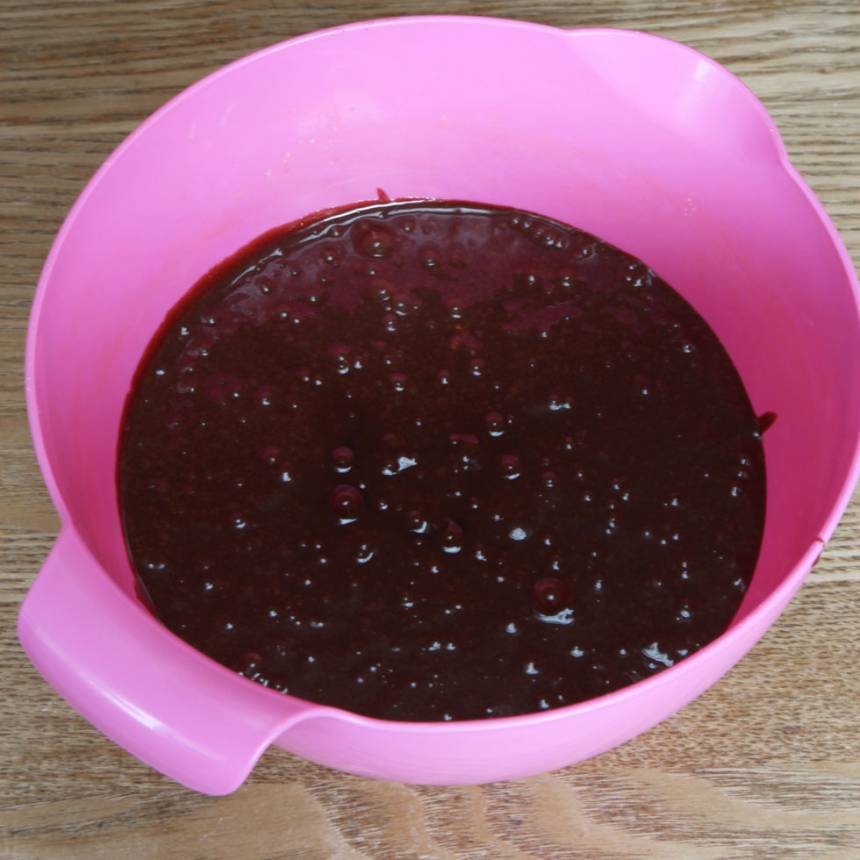 1. Sätt ugnen på 180 grader. Blanda ihop det smälta smöret, socker, kakao, salt och vaniljsocker. Tillsätt vetemjöl, ägg och Nutella. Blanda ihop allt till en slät smet.