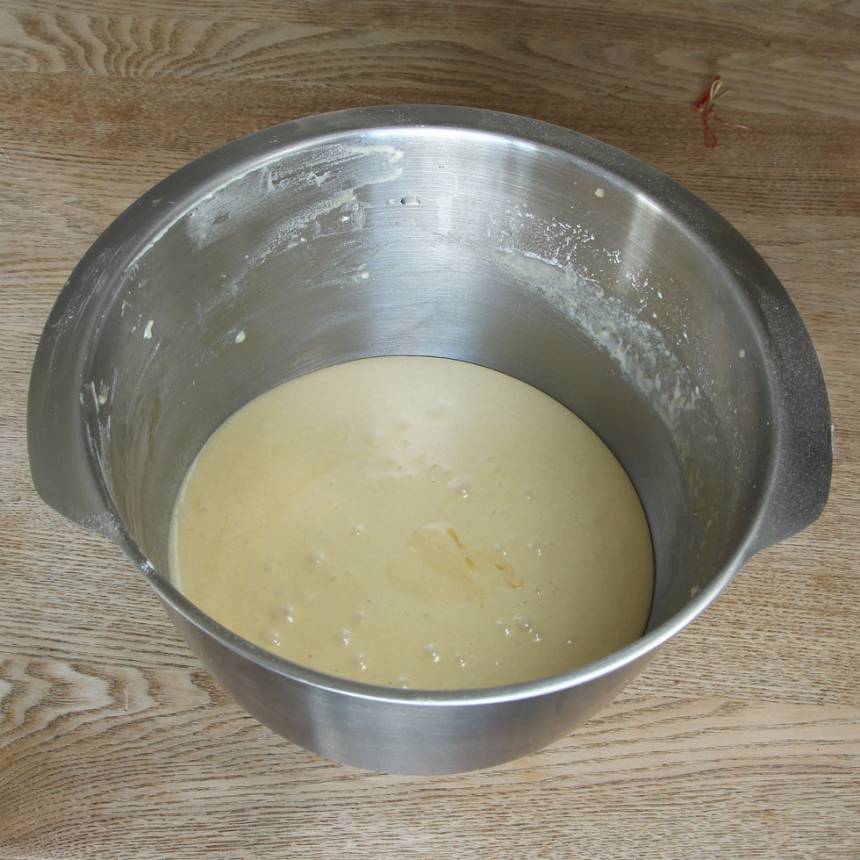 3. Vispa ägg och strösocker pösigt i en bunke. Blanda ihop vaniljsocker, bakpulver och vetemjöl. Rör ner de torra ingredienserna ihop med smöret i äggsmeten. Blanda ihop allt till en slät smet.
