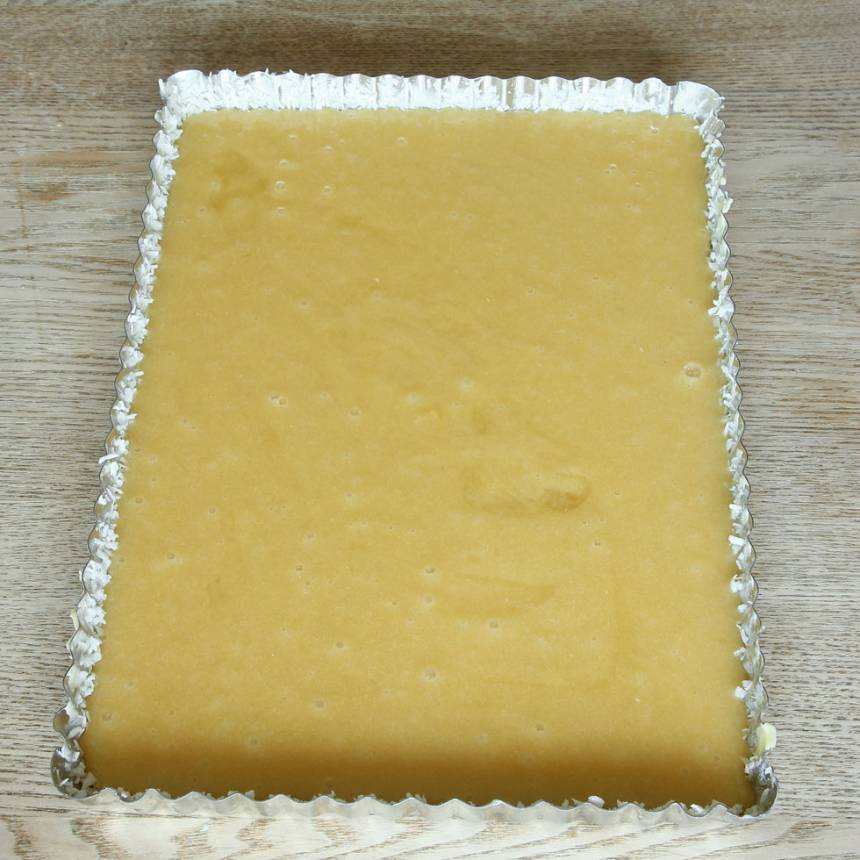 2. Häll smeten i en smord och bröad form (bröa gärna med kokos), ca 19 x 27 cm.