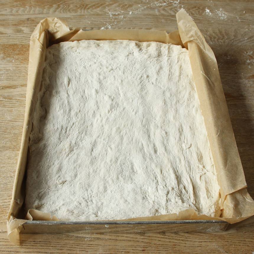 2. Tryck ut degen i en långpanna, ca 25 x 35 cm klädd med bakplåtspapper (en vanlig ugnsplåt går också bra) med mjölade händer.