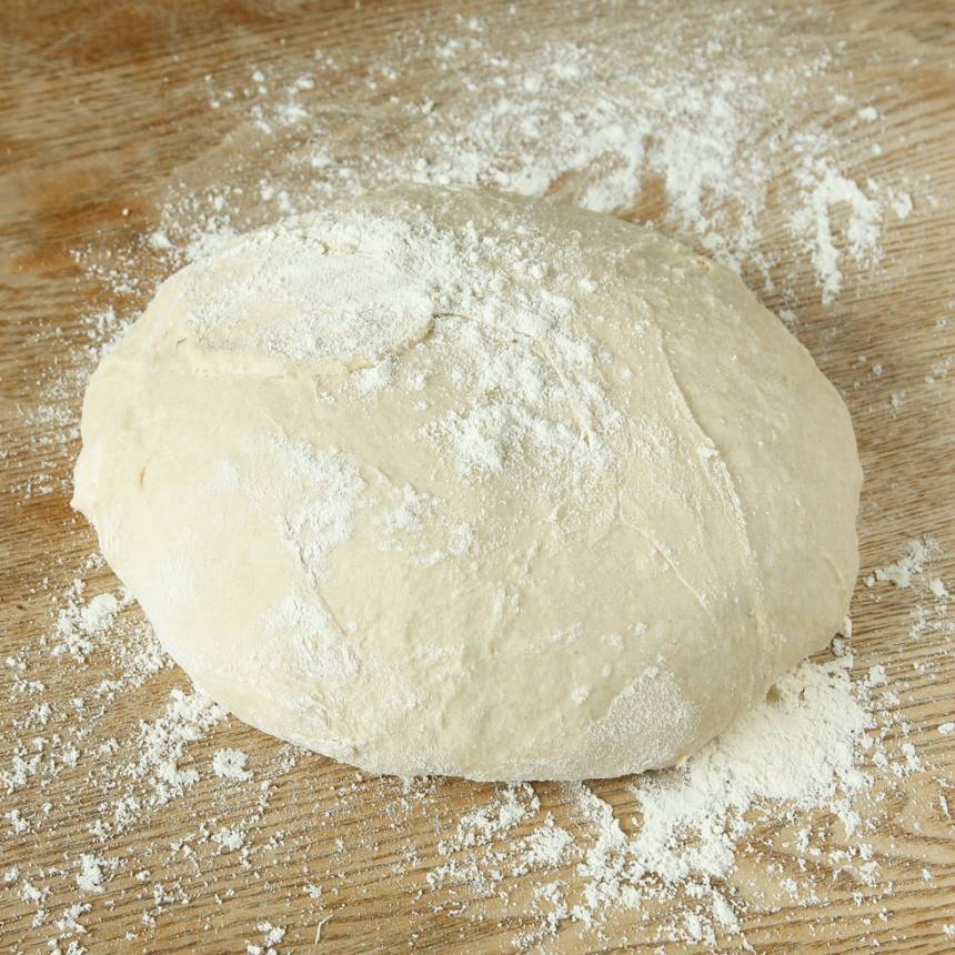 1. Smula ner jästen i en bunke. Tillsätt mjölken och blanda tills jästen lösts upp. Tillsätt salt, rapsolja, rågsikt och vetemjöl, lite i taget. Rör ihop allt till en smidig deg och knåda den i några minuter. Låt degen jäsa under bakduk i ca 45 min.