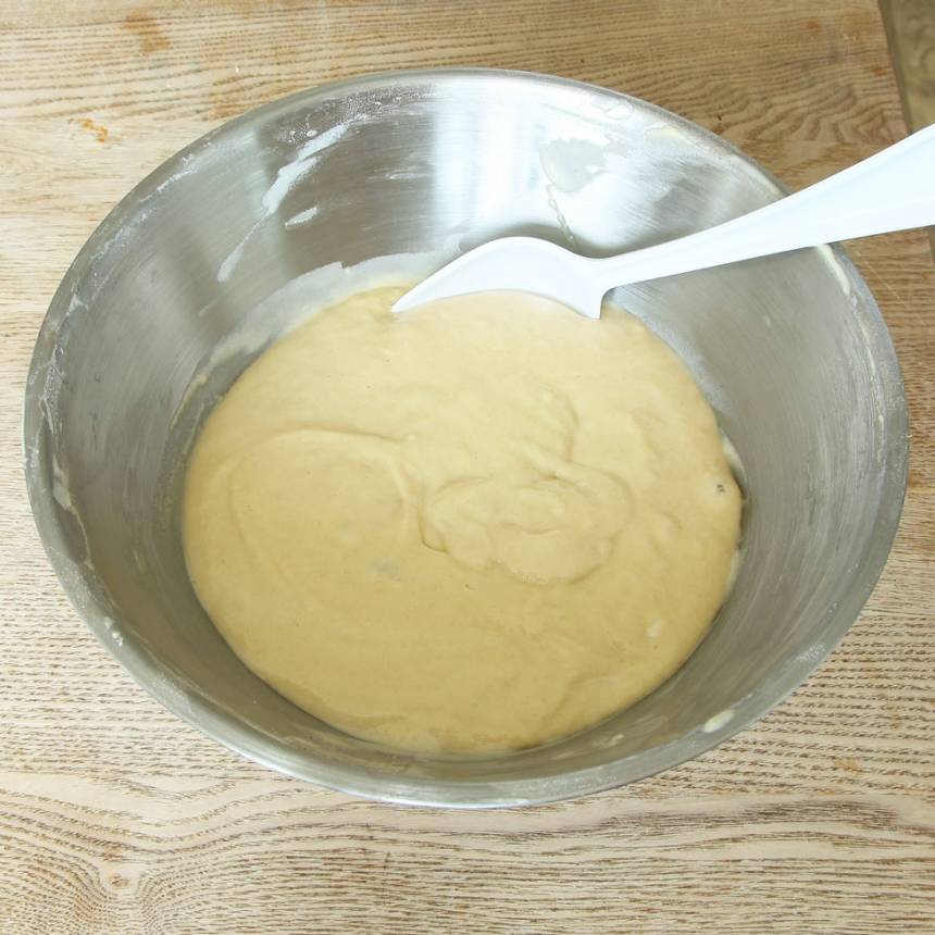 1. Vispa ägg och strösocker pösigt. Blanda bakpulver, salt och vetemjöl och rör ner det ihop med mjölken i äggsmeten. Rör om till en slät smet, men vispa inte länge.