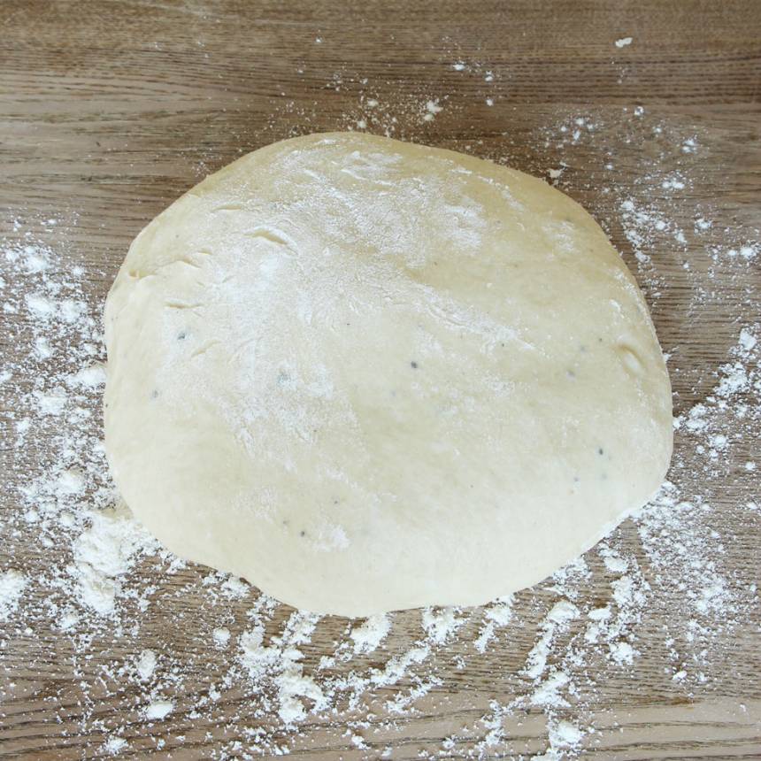 1. Smula ner jästen i en bunke. Tillsätt mjölken och blanda tills jästen lösts upp. Tillsätt strösocker, kardemumma, salt, ägg, smör och vetemjöl, lite i taget. Blanda ihop allt till en smidig deg och knåda den i några minuter. Låt den jäsa under bakduk i ca 50 min.