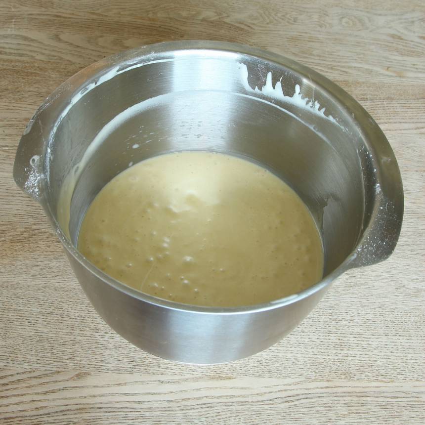 1. Sätt ugnen på 175 grader. Vispa ägg och socker pösigt i en bunke. Blanda bakpulver, vaniljsocker och vetemjöl och rör ner det i äggsmeten ihop med mjölken och smöret. Blanda snabbt ihop allt till en slät smet.