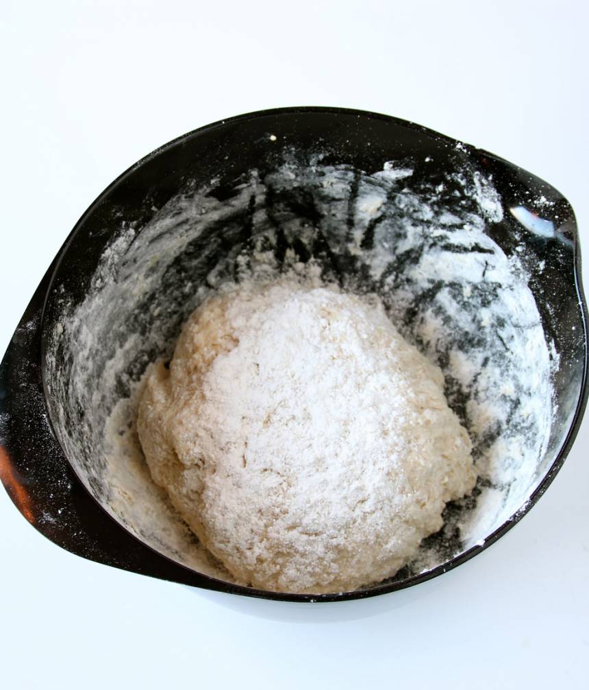 2. Smula ner jästen i en bunke. Tillsätt mjölken och blanda tills den lösts upp. Tillsätt gröten, salt och vetemjöl, lite i taget. Blanda ihop allt till en deg och knåda den i några minuter. Låt degen jäsa under bakduk i ca 1 tim.