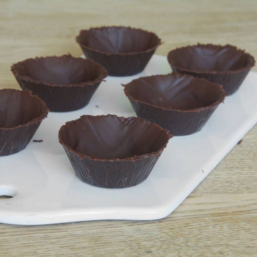 4. Lossa försiktigt formarna från chokladen.