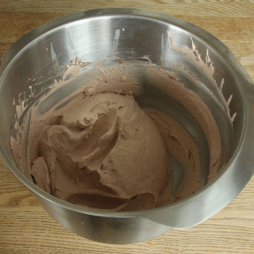 1. Blanda vispgrädde, kakao och florsocker. Vispa grädden fluffig. Eller vispa grädden fluffig ihop med smält choklad. Servera den som tårtfyllning eller dippa frukt och färska bär i den.