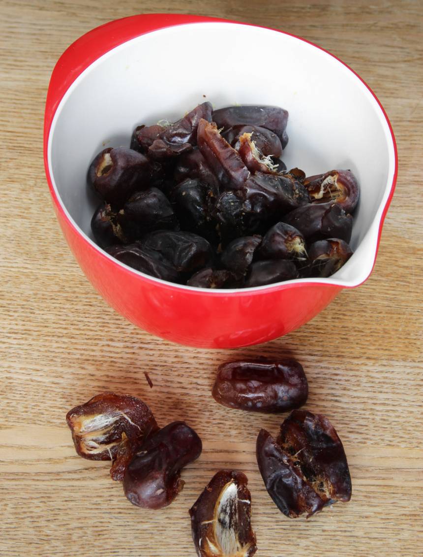 1. Ta ut kärnorna ur dadlarna och lägg dem i en skål.