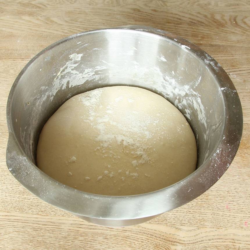 1. Smula ner jästen i en bunke. Tillsätt vatten och rör om tills jästen lösts upp. Tillsätt salt, rapsolja och vetemjöl, lite i taget. Blanda ihop allt till en smidig deg och knåda den i några minuter. Låt den jäsa under bakduk i ca 30 min.