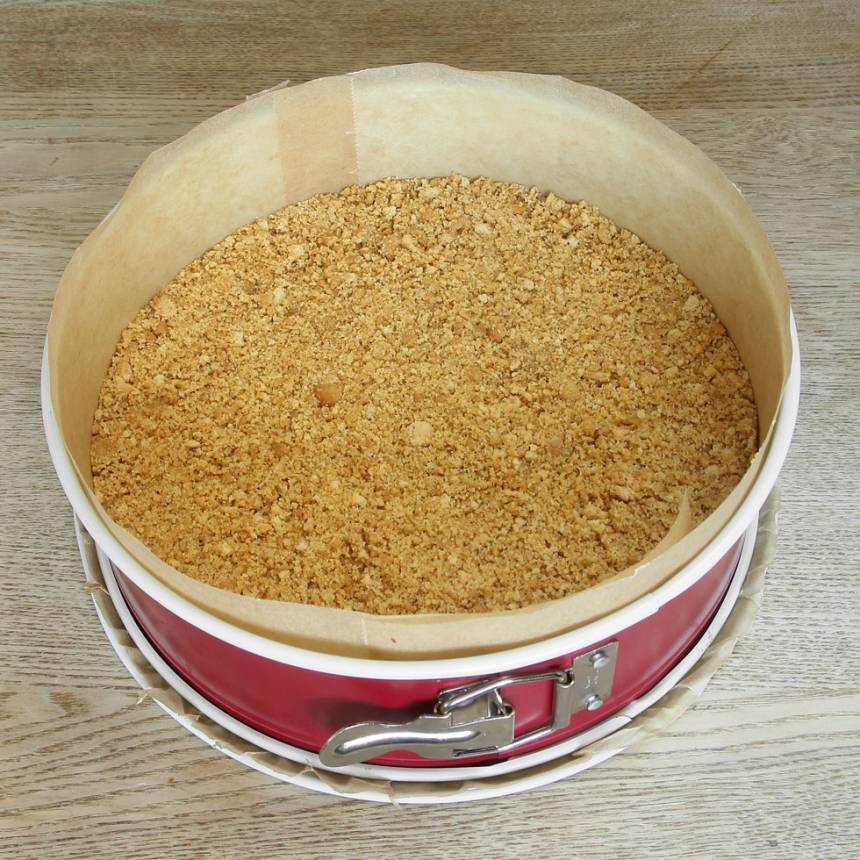 2. Klä en springform med löstagbar kant, 24–2 cm i diameter med bakplåtspapper i botten och på kanterna (låt den gHäll smulorna i en springform med löstagbar kant, 24–26 cm i diameter. klädd med bakplåtspapper i botten och på kanterna, .