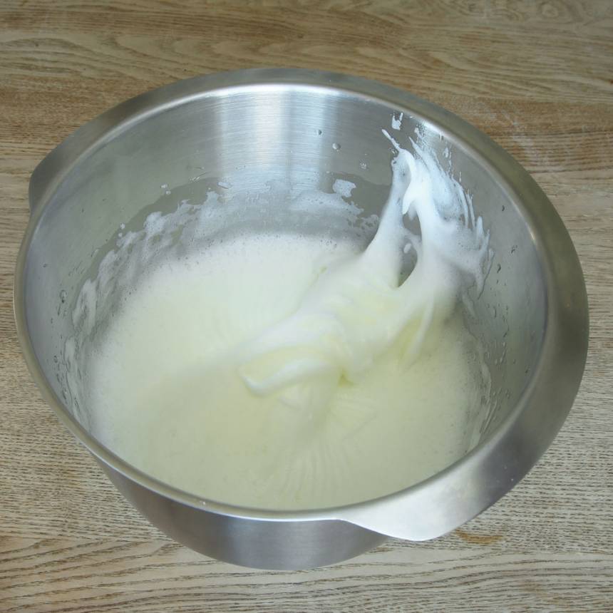 5. Bunke 2: Vispa äggvitorna med en elvisp till ett hårt skum.