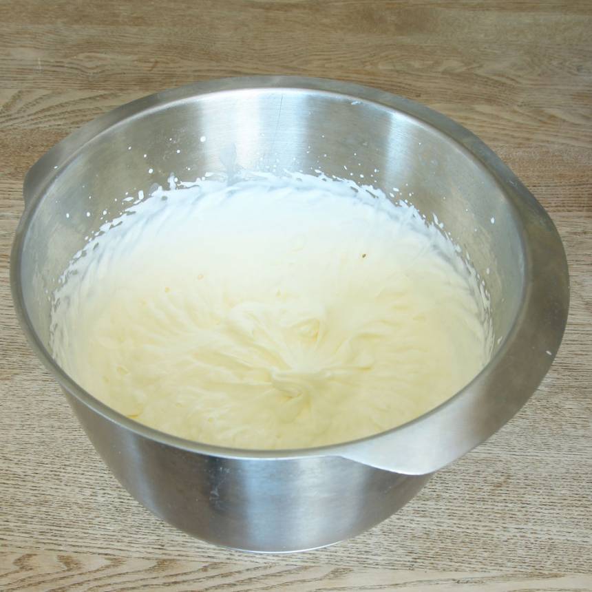 6. Bunke 3: Vispa grädden fluffig.