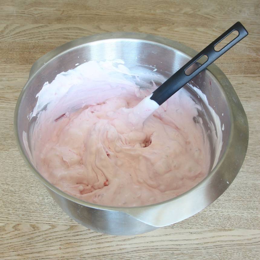7. Mosa hälften av jordgubbarna och skär resten i bitar. Blanda ner alla jordgubbar i grädden (skål 3).