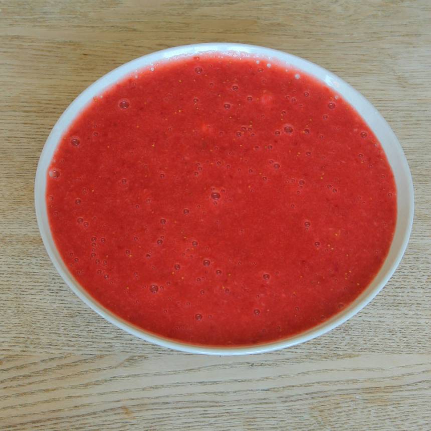 1. Ta bort det gröna på jordgubbarna och skölj dem. Mixa jordgubbarna till en slät puré.