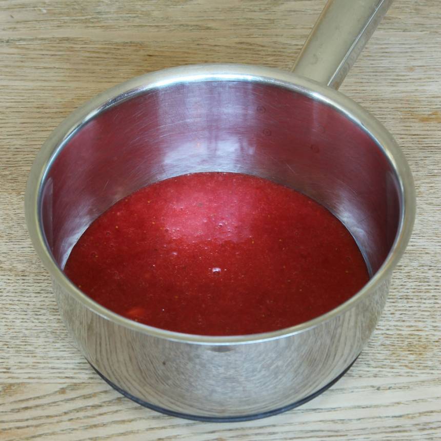 3 + 4: Ta från kastrullen från spisen och rör i potatismjölet. Ställ tillbaka kastrullen på spisen och låt koka upp.